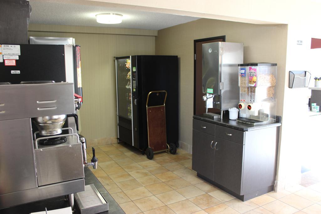 Super 8 By Wyndham Grand Forks Hotel ภายนอก รูปภาพ