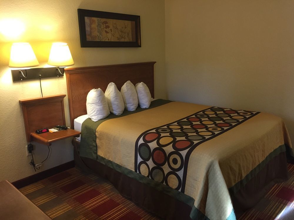 Super 8 By Wyndham Grand Forks Hotel ภายนอก รูปภาพ